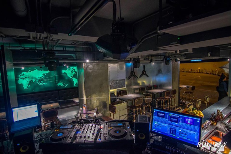 RUNWAY: immediate boarding! RUNWAY: immediate boarding!