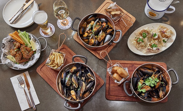 Ministry of Mussels: sports bar on weekdays, family favourite on weekends