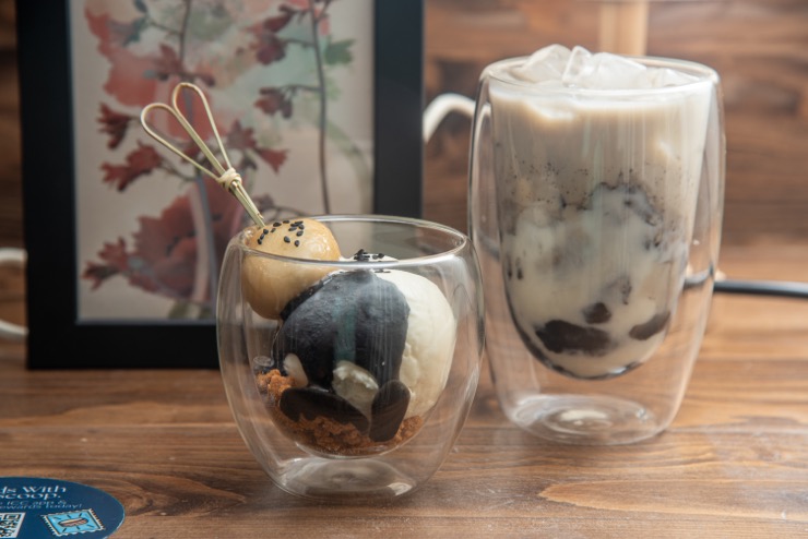 Ginger Milk Ice Cream with Black Sesame Tang Yuan & Black sesame mochi latte (Cold) Ginger Milk Ice Cream with Black Sesame Tang Yuan & Black sesame mochi latte (Cold)