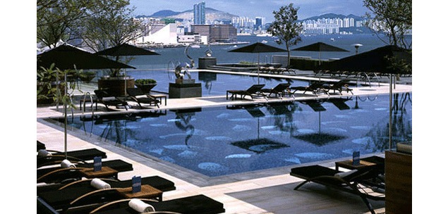 Un déj à la piscine du Four Seasons