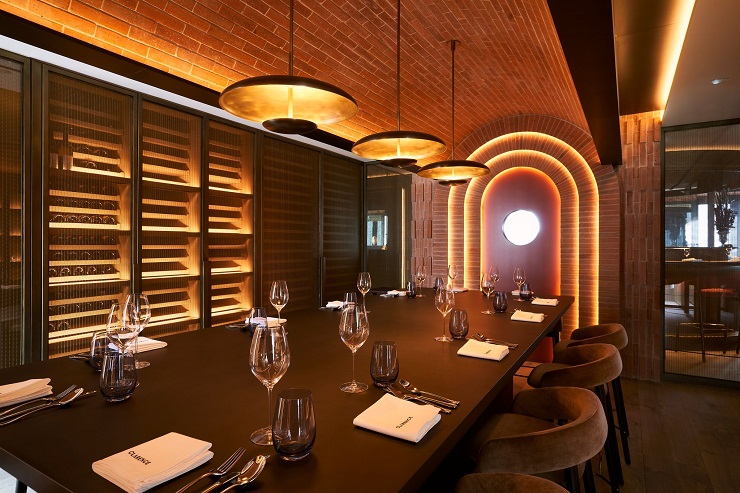 Clarence : où la gastronomie française rencontre les techniques de cuisson asiatiques. Clarence : où la gastronomie française rencontre les techniques de cuisson asiatiques.