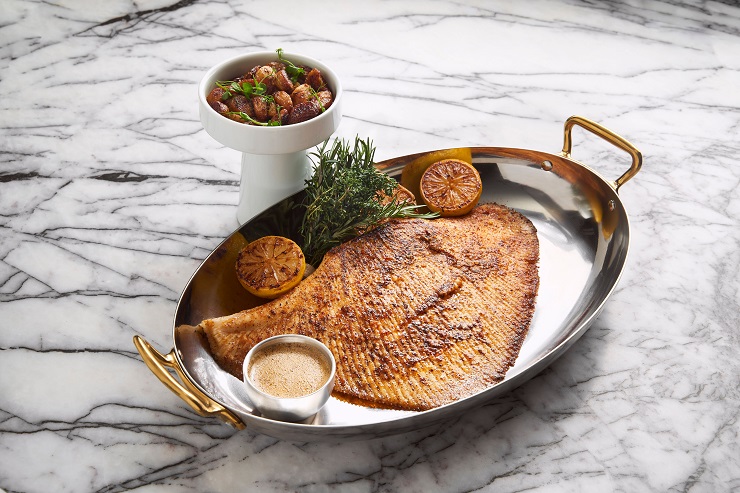 Clarence : où la gastronomie française rencontre les techniques de cuisson asiatiques. Clarence : où la gastronomie française rencontre les techniques de cuisson asiatiques.