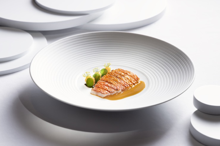 Le Mandarin Grill + Bar ouvre un nouveau chapitre — avec le chef Junior Nadje aux commandes