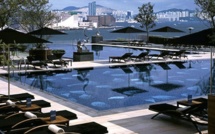 Un déj à la piscine du Four Seasons
